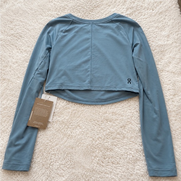 On Clouds Tops - On Cloud Running Women's Long-Sleeve Crop Tee in Dusty Blue